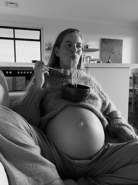 #maternity #maternitystyle #pregnancyfashion #pregnant #pregnancy #blackandwhitephotography Aesthetic Bump Pictures, Pregnant Woman Photo, Maternity Photo At Home Ideas, Bump Photos At Home, Maternity Photography Polaroid, Dog And Pregnant Belly, Happy Pregnant Woman, Maternity Inspo Pics, Tezza Pregnant