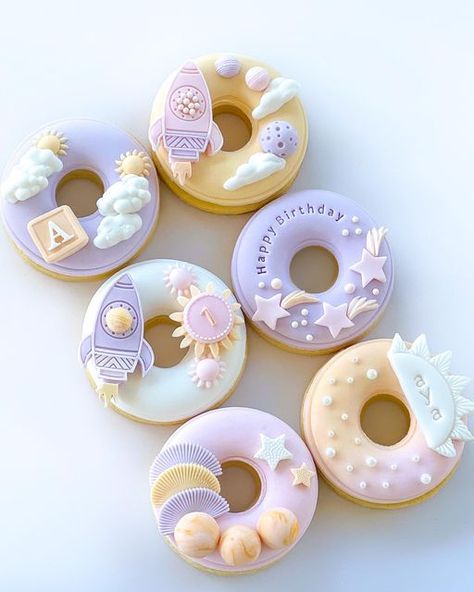 Cake Donuts Decoration, Donuts Decorating Ideas, Birthday Donuts Ideas, Mini Donut Cake, Cookie Donut, Donut Cookies, Donut Decorating Ideas, Fancy Donuts, Rocket Cake