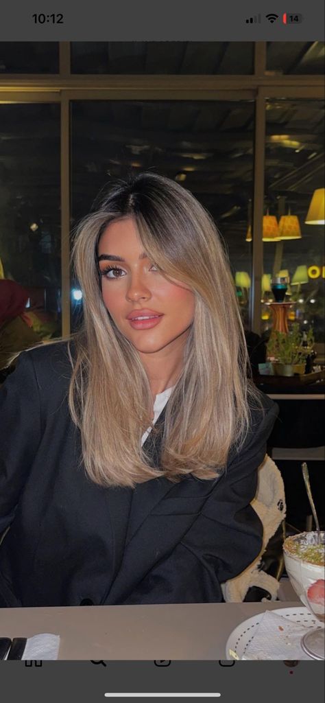 Blonde Hair Black Roots Balayage, Dark Roots Light Brown Hair, Blonde Hair With Black Eyebrows, Black Eyes Blonde Hair, Dark Brown Eyes Blonde Hair, Black To Blonde Transition, Dark Blonde Dark Roots, Blonde With Dark Brown Roots, Beige Blonde Hair Dark Roots