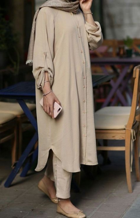 Hijab With Kurti, Muslimah Fashion Outfits Casual Dress Styles, Hijab Pakistani Outfit, Long Tops Designs For Muslims, Muslimah Fashion Outfits Casual, Tunik Simple, Muslim Fashion Dress Simple, Tunik Linen, Muslim Women Clothing