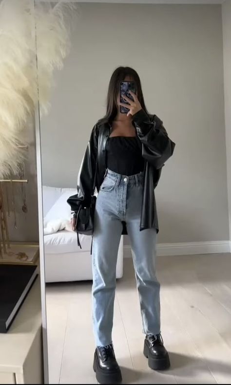 Casual Party Outfit Winter Jeans, Rock Bar Outfit, Outfit Soiree Simple, Dark Feminine Outfits Casual For School, 21 Birthday Outfit Casual, Styling Winter Outfits, Dark Feminine Aesthetic Outfits Casual, Dark Feminine Outfits For School, Winter Bar Outfits