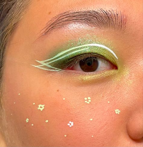 White Flower Eyeliner, White Eyeliner Green Eyeshadow, Makeup Looks Sage Green, Plant Themed Makeup, Fairy Core Makeup Green, Green And White Eyeshadow, Green White Makeup, Pastel Green Makeup Looks, Plant Eyeliner