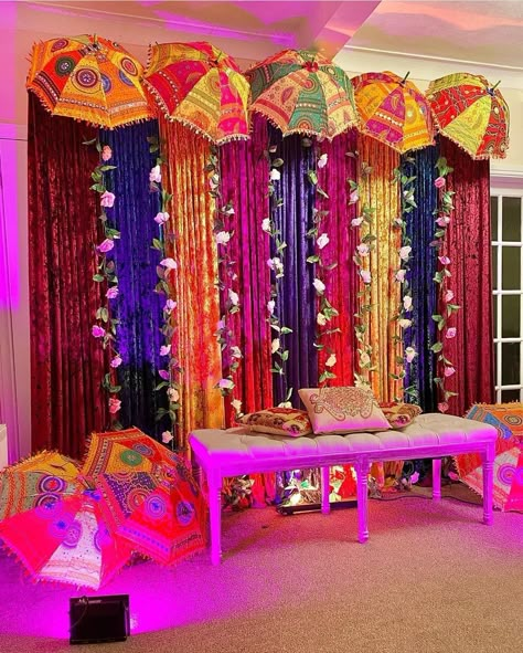 Mehandi Decorations At Home, Mehndi Decor At Home, Dholki Ideas, Umbrella For Wedding, Mehndi Stage Decor, Sun Shade Patio, Mehndi Stage, Small Wedding Decor, Open Umbrella