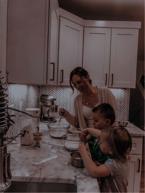 Single Mom Astethic, Mom Asthetic Picture, Mom Astethic, Family Asethic, Aesthetic Family Pictures, Cute Family Goals, Big Family Aesthetic, Mom With Two Kids, Parenting Aesthetic