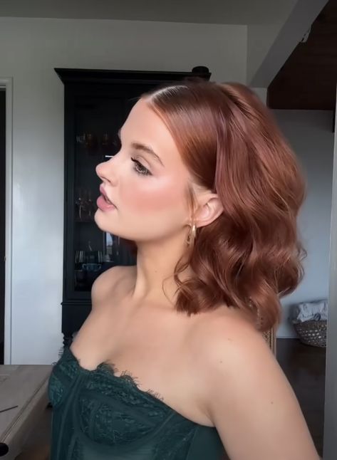 Short Hair Ideas For Bridesmaids, Hairstyle For Birthday Short Hair, Bob Hairstyles For Bridesmaids, Short Curled Hair Wedding, Bob Holiday Hairstyles, Short Hair Romantic Style, Hoco Hair Inspo Short, Short Curled Half Up Half Down, Short Hair Styles For Events