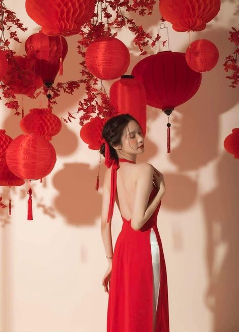 Chup Anh Tet, Chinese New Year Photoshoot Ideas, Lunar New Year Backdrop, Lunar New Year Photoshoot, Chinese New Year Photoshoot, Japanese Party Decorations, Cny Photoshoot, Chinese Photoshoot, Imlek 2023