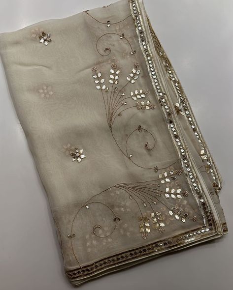 Sanjukta Dutta Collection, Chunni Designs, Dupatta Embroidery Design, Dupatta Designs Ideas, Duppattas Designs Ideas, Dupatta Embroidery, Embroidery Dupatta, Hand Beaded Embroidery, Hand Embroidery Dress