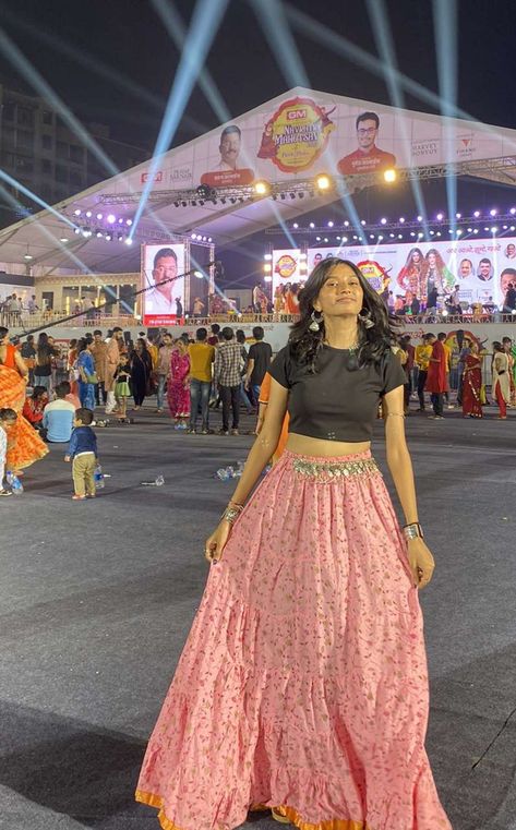 Dress For Garba Night, Modern Garba Outfit Aesthetic, Navratri Skirt Outfit, Navratri Skirt And Top, Simple Dandiya Night Outfits, Dandia Night Outfit, Navtari Outfit, Mandir Outfit Women, Navratri Inspo Outfits