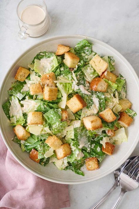 Caesar Salad With A Twist, Simple Caesar Salad, Ceaser Salad Ideas, Caesar Salad Aesthetic, Salad Olive Garden, Cesar Salad Recipe, Salad Cesar, Hogwarts Food, Salad With Cheese