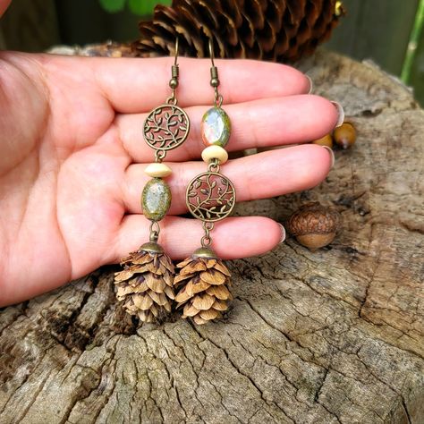 Details: Materials: Natural Pinecone, Natural Oak Tree Acorns, Wood Beads, Charms, Jasper Agate Stone. All Jewelry Components Are Lead And Nickel Free. Size: 2.5 Inches Beautiful Bohemian, Gypsy, Hippie, Vintage, Ethnic, Tribal, Style Earrings Great To Wear On Fall, Summer, Winter Or Everyday Wear. These Artisan-Made Earrings Are Very Lightweight And Super Comfortable To All Day Wear! Excellent As A Unique Gift For Nature Lovers Or To Keep Them For Yourself. If You Have Any Question Please Feel Free To Ask I Will Respond As Soon As I Can. Nature Jewelry Diy, Pinecone Jewelry, Birch Bark Earrings, Jewelry 101, Pine Cone Jewelry, Acorn Jewelry, Acorn Earrings, Earthy Earrings, Easy Crafts To Sell