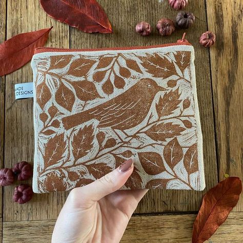 Rose Agar on Instagram: "Hoping to get some printing done tomorrow - I also have 3 blackbird bags available in the shop 😊 . . . #inspiredbynature_ #printmaker #printmaking #linoprint #linocut #standwithsmall #etsyuk #blackbird #rusticstyle #botanicalpickmeup" Linoleum Print, Linocut Printmaking, Lino Art, Friend Crafts, Hand Carved Stamps, Handmade Stamps, Stamp Printing, Lino Print, Linocut Prints