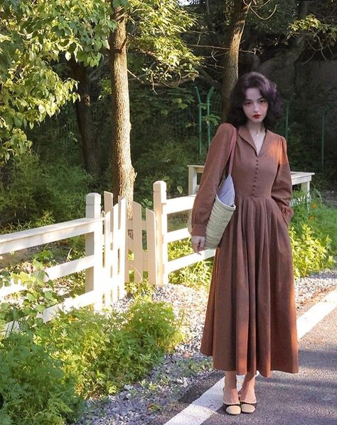 Long Sleeve In Summer Outfit, Romantic Era Fashion, Classy Vintage Outfits, Vintage Outfits Classy, Neat Casual Outfits, Elegant Outfit Classy, Fashion Inspiration Design, Modest Fashion Outfits, Edgy Outfits