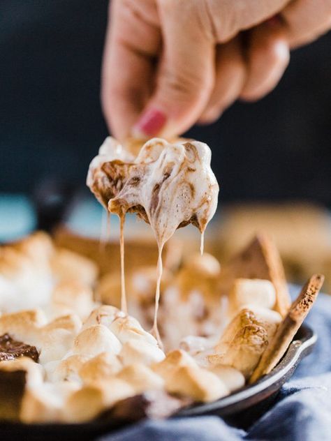 A Grilled S'more Dip is an easy treat for movie night, or outdoor party is definitely a great way to let get in on the S'more action! Grilled Smores, Smores Dip Recipe, Small Cast Iron Skillet, Smores Dip, Sweat Treats, Easy Treat, Milk Chocolate Candy, Camping Bbq, Chocolate Candy Bar