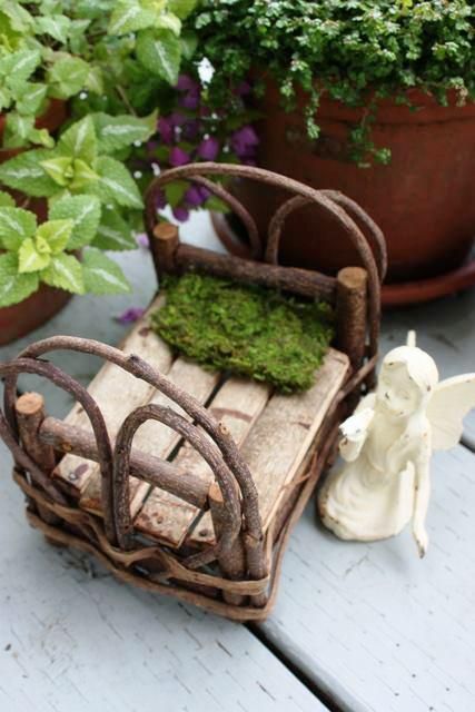 twig bed                                                       … Fairy Bed, Fairy Garden Furniture, Fairy Garden Crafts, Fairy Garden Designs, Fairy Furniture, Faeries Gardens, Mini Fairy Garden, Fairy Tree, Fairy Crafts