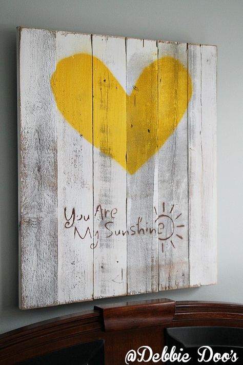 How to create a unisex bedroom Unisex Bedroom, Pallet Creations, Pallet Crafts, Pallet Painting, Yellow Heart, Pallet Signs, Pallet Art, Diy Pallet Projects, My Sunshine