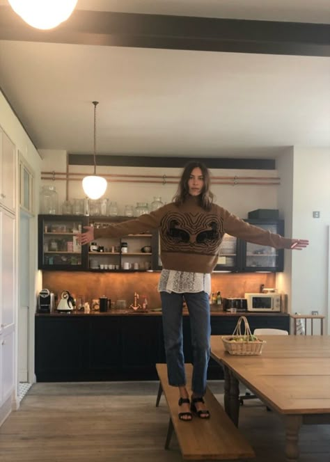 Alexa Chung Winter Style, Alexa Chung Style 2022, Alexa Chung Inspired Outfits, Alexa Chung 2022, Alexa Chung Fall Style, Alexa Chung 2024, Alexa Chung Aesthetic, Alexa Chung Outfits, Alexa Chung Style Winter