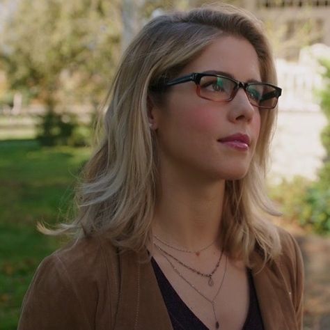 #Arrow Felicity Felicity Hair, Emily Rickards, Arrow Felicity, Marvel Fashion, Oliver And Felicity, Arrow Oliver, Felicity Smoak, Emily Bett Rickards, Cute Glasses