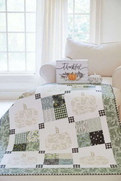 Thanksgiving Wrap, Quilt Measurements, Pumpkin Quilt Pattern, Pumpkin Quilt, White Pumpkin Decor, Fall Quilt Patterns, Fall Quilt, Cottage Designs, Farmhouse Quilts