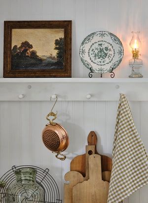 Flea Market/Sale - Farmhouse Wares Kitchen Knick Knacks Decor, Homemaker Aesthetic, Rustic English Cottage, Old Farmhouse Decor, Rustic French Kitchen, Comfort Cottage, Old Country Kitchens, Dish Room, Plate Display Stands