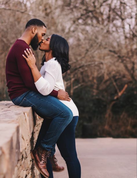 Latino Engagement Photos, Couple Photopose, Black Couples Photoshoot Outfit, Engagement Photos Ideas Black Couples, Engagement Photoshoot Fall, Anniversary Photography Poses, Fall Engagement Pictures Outfit, Engagement Photo Shoot Poses, Casual Photoshoot