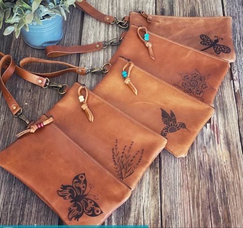 Leather Creations, Leather Wallet Design, Boho Leather Bags, Leather Pouches, Leather Zipper Pouch, Laser Engraved Leather, Diy Leather Projects, Leather Crafting, Leather Diy Crafts