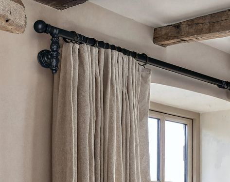 28 47 Wooden Curtain Rod Set, Oak, Natural - Etsy Nederland Vintage Curtain Rods, Black Curtain Rod, Wooden Curtain Rods, Iron Curtain Rods, Wooden Curtain, Metal Curtain Pole, Barn Loft, Curtain Ring, French Curtains