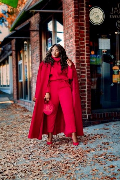 Fall monochromatic looks Red Black And White Outfit Ideas, Monochromatic Outfit Red, Red Coat Outfit Winter, Monochromatic Outfit Black, Red Coat Outfit, Winter Glamour, Monochromatic Looks, Cozy Wardrobe, Boss Woman