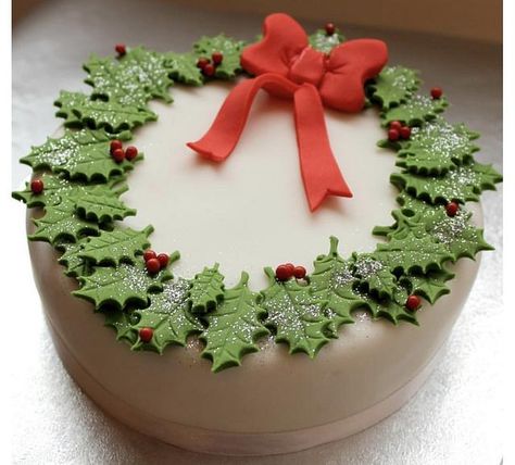 Christmas Cake Stand, Holiday Cake Decorating, Christmas Cake Designs, Christmas Cake Decorations, Xmas Cake, Classic Cake, Christmas Cupcakes, Christmas Cooking, Holiday Cakes