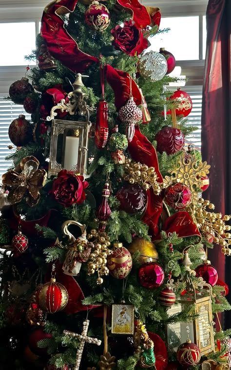 Fancy Xmas Tree, Christmas Tree With Burgundy Ornaments, Burgundy Christmas Decor Color Schemes, Burgundy And Gold Christmas Tree, Old Fashion Christmas Decorating Ideas, Burgundy Christmas Tree, Burgundy Christmas, Christmas Tree Decorated, Red Christmas Tree