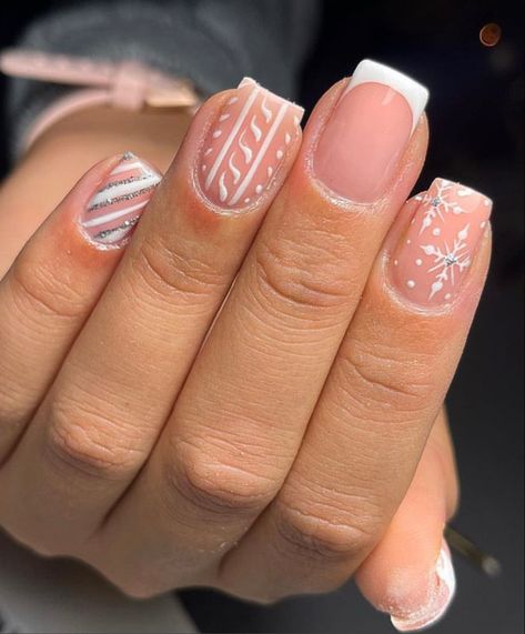 Small Square Christmas Nails, Nail Ideas For Christmas And New Years, Cute Short Nails For Christmas, Short Nail Christmas Nails, Christmas Nails Acrylic Square Short, Nail Inspo Acrylic Christmas, Winter Nail Inspiration Short, Christmas Nails Biab Short, Small Christmas Nail Designs