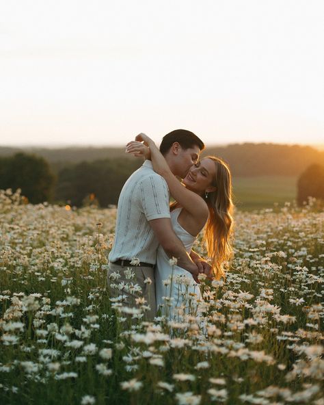 City feel turned romantic ethereal romance for RJ + Meredith’s engagement session 🥹 For RJ and Meredith, incorporating elements of the city as well as the great outdoors was essential for their session. Embodying their love for nature along with the fun urban feel of the city was something I was so excited to play with and here my friends, are the final results. Sneak peeks will never feel like enough when I know we have so many gems within a gallery, but for now, enjoy a love story unfold ... Couple Pose In Nature, Casual Pre Wedding Photoshoot, Lakeside Proposal, Couple Shooting Outdoor, Couples Outdoor Photoshoot, Shooting Couple, Fall Couple, Outdoor Pictures, Couple Picture Poses