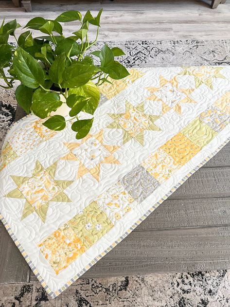 Make This Pretty Runner in Your Favorite Colors - Quilting Digest Stars Table Topper, Quilted Bag Patterns, Quilted Table Runners Christmas, Quilt Blocks Easy, Table Topper Patterns, Cottage Quilt, Quilted Table Runners Patterns, Handmade Table Runner, Summer Quilts