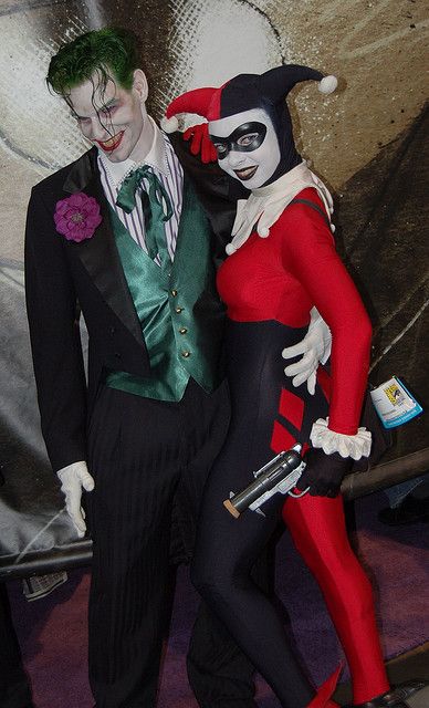 Comic Con 2007: Love Birds by earthdog, via Flickr Harley Quinn And Joker Costume Couple, Joker And Harley Quinn Costume, Old Joker, Harley Quinn And Joker, Coat Blouse, Harley Quinn Joker, Comic Costume, Funny Couple Halloween Costumes, Joker Comic