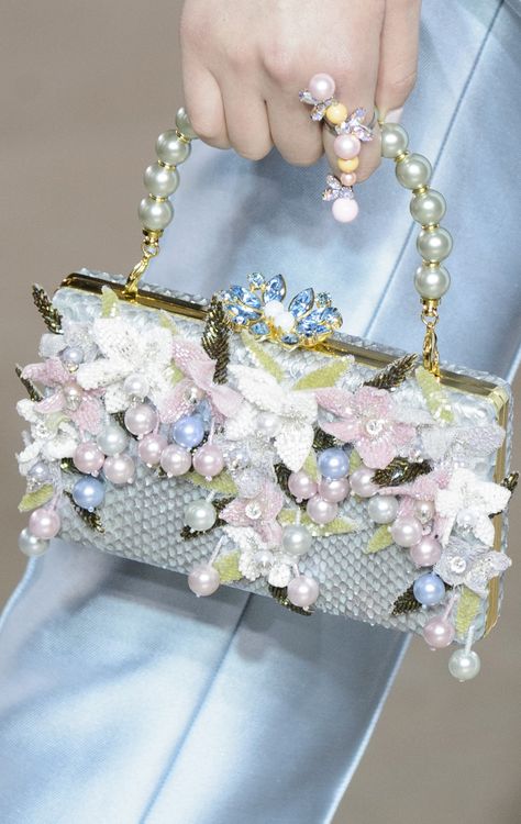 Georges Hobeika spring 2017 Haute Couture Hobeika Couture, Vintage Leather Handbag, Georges Hobeika, Vintage Purses, Beaded Bags, Spring 2017, Vintage Handbags, Womens Fashion Trends, Beautiful Bags