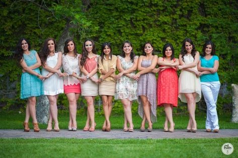 Party Poses Friends, Group Friends Photoshoot, Girl Group Photoshooting Ideas, Group Photoshoot Poses, Haldi Ceremony Outfit, Group Photo Poses, Group Picture Poses, Maternity Photography Poses Couple, Sisters Photoshoot Poses