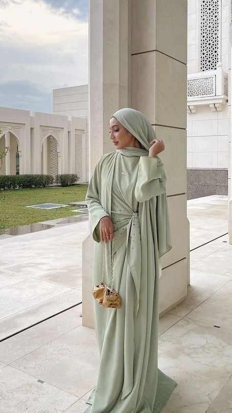 Classy and simple abayas for Eid or just wearing everyday. Green Eid Outfit, Arab Outfit Ideas, Eid Outfits Arab, Abayas For Eid, Eid Inspo Outfits, Eid Outfits Modern, Raya Ootd, Modest Fashion Aesthetic, Arab Clothes