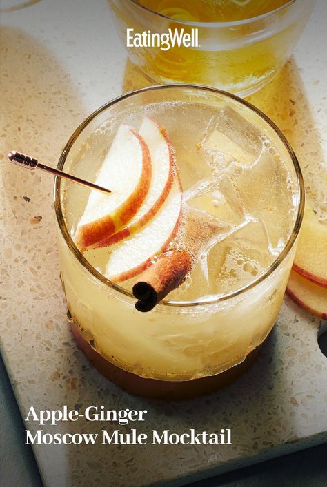 This Moscow Mule mocktail uses apple cider and ginger beer for a seasonal, zero-proof drink. Serve in a copper mug, or any glassware you have on hand. #healthyeating #healthyfoods #healthylifestyle #healthyrecipes#healthydrinks#lowsugardrinks#drinkrecipes#drinkideas Apple Pie Moscow Mule, Packable Lunch, Copper Mug, Copper Mugs, Fast Dinners, Bar Party, Pie Bar, Lime Wedge, Ginger Beer