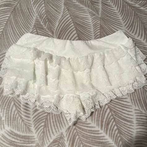 Never Worn White Ruffled Low Rise Short Shorts Size Small Ruffle Shorts Outfit, Marie Antoinette Costume, Frilly Shorts, Bloomer Shorts, Ruffle Bloomers, Bloomers Shorts, Low Rise Shorts, Cute Lingerie, Hot Shorts