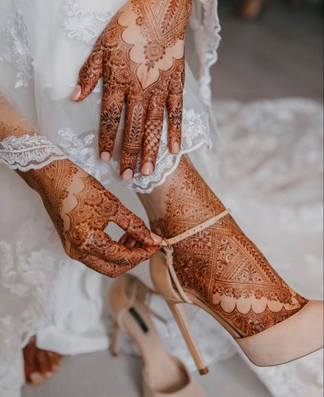 Lace Henna Design, Henna For Wedding Brides, Indian Henna Designs Brides, Mendhi Brides, Henna Poses, Bridal Mehndi Designs For Foot, Bridal Henna Designs Unique, Henna Designs Foot, Simple Bridal Henna