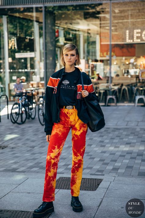 Alice Dellal, Vintage Clothes Patterns, Fashion Show Backstage, 2020 Street Style, Tie Dye Pants, Reportage Photography, Tie Dye Jeans, Campaign Fashion, Black Platform Boots