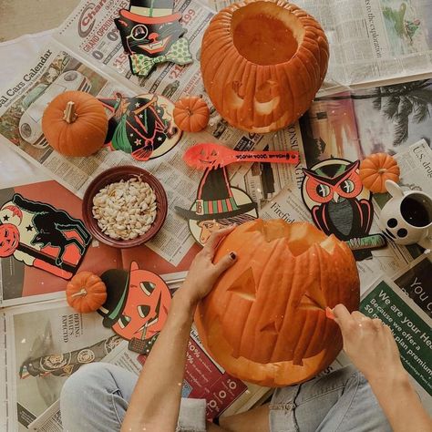 S A R A I S A B E L on Instagram: “Spent the afternoon carving pumpkins with my pumpkin 🎃 hope you’re all having a fall filled Sunday! 🍂🍁” Herbst Bucket List, Halloween Decor Diy, Casa Halloween, Carving Pumpkins, Diy Halloween Decor, Fall Bucket List, Fall Inspo, Fall Feels, Fall Halloween Decor