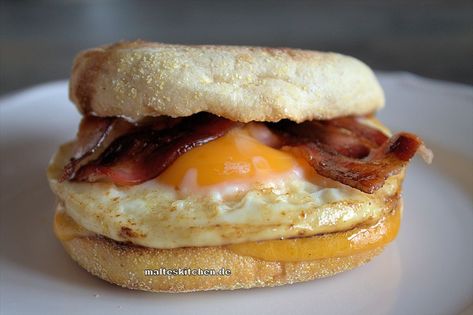 Selbstgemachter McMuffin mit Spiegelei, Speck und Cheddar Käse. Cheddar, Sandwiches, Toast, Bread, Ethnic Recipes, Art