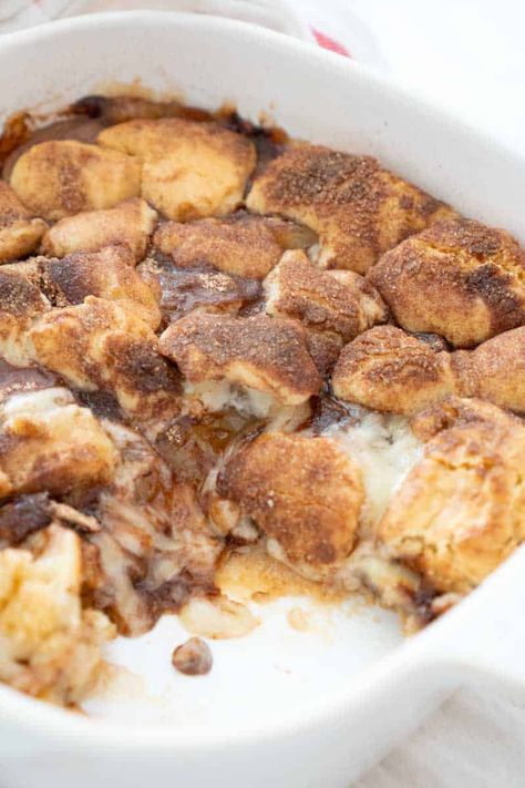 This easy 3 ingredient Snickerdoodle Apple Cobbler uses refrigerated cookie dough and apple pie filling for a delicious twist on an American classic, ready in under an hour! Easy Cobbler Recipes, Snickerdoodle Apple Cobbler, Easy Apple Cobbler, Apple Cobbler Easy, Easy Cobbler, Apple Crisp Recipe Healthy, Rhubarb Cookies, Chocolate Cherry Cookies, Apple Cobbler Recipe