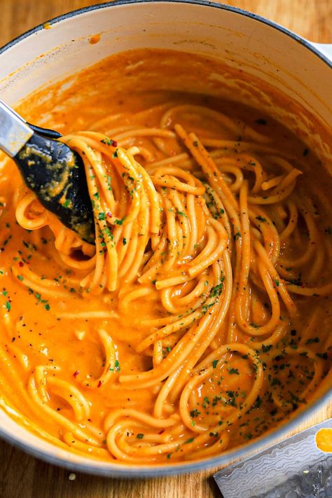 Yellow Pepper Recipes, Pasta Toppings, Vegan Pasta Sauce, Vegan Sauce, Creamy Vegan Pasta, Veggies Recipes, Easy Pasta Sauce, Pasta Noodle Recipe, Pepper Pasta