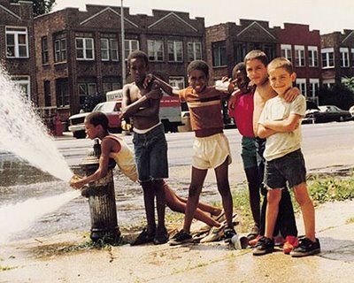 Back in the Days: Jamel Shabazz, Photos 1980-1989.    http://secretforts.blogspot.com.br/2009/04/back-in-days-jamel-shabazz-1980-1989.html Jamel Shabazz, Smosh, Black Culture, Black Kids, Fire Hydrant, Back In The Day, Black People, Kids Playing, Vintage Photos