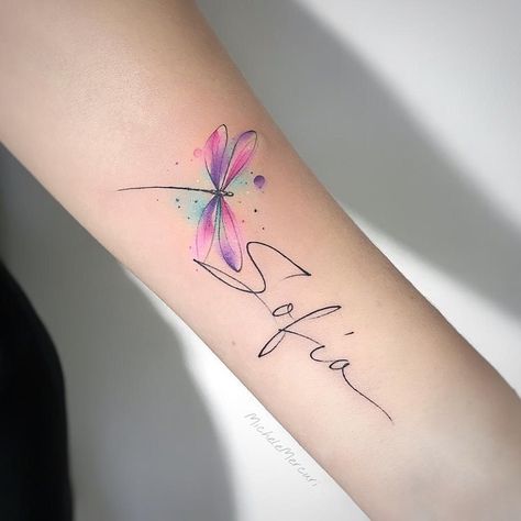 Nombre: Sofía y libélula por Michele Mecuri - Tatuajes para Mujeres Mutterschaft Tattoos, Dragonfly Tattoo Design, Tattoos With Kids Names, Tasteful Tattoos, Mother Tattoos, Geniale Tattoos, Tatuaje A Color, Tattoo Desings, Dragonfly Tattoo