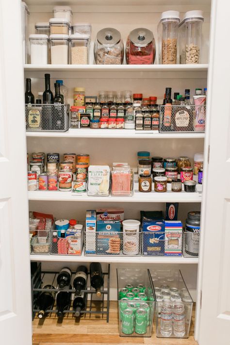 Desain Pantry Dapur, Diy Pantry Organization, Small Pantry Organization, Organized Pantry, Pantry Organisation, Desain Pantry, Pantry Closet, Diy Pantry, Small Pantry