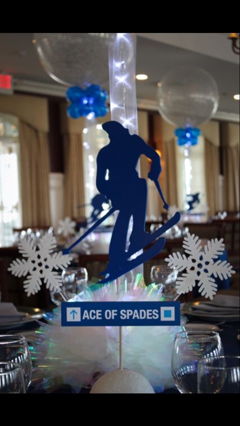 Alpine ski racing banquet ideas and centerpieces Afterski Party, Themed Table Decorations, Sports Themed Centerpieces, Graduation Party Picture Display, Alpine Racing, Dallas Cowboys Birthday, Décor Ski, Graduation Party Pictures, Bar Mitzvah Themes