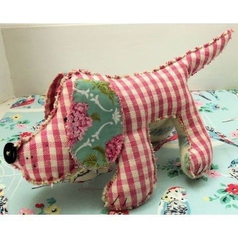 Humphrey The Hound Dog  •  Free tutorial with pictures on how to make a dachshund plushie in under 150 minutes Dog Sewing Patterns, Softie Pattern, Animal Sewing Patterns, Plushie Patterns, Sewing Stuffed Animals, Sewing Toys, Dog Pattern, Love Sewing, Sewing Gifts