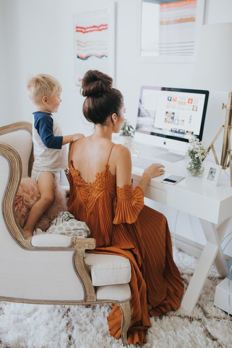 Closet Turned Office, Bedroom Desks, Fii Puternic, Desks Ideas, Fashion Blogger Photography, Travel Bedroom, Moms Goals, Blogger Photography, Family Shoot